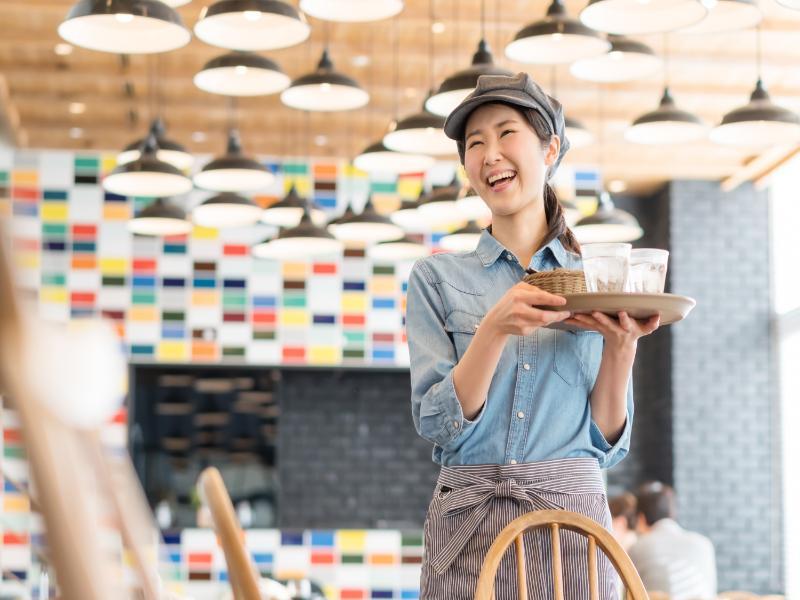 カフェで働く女性スタッフ