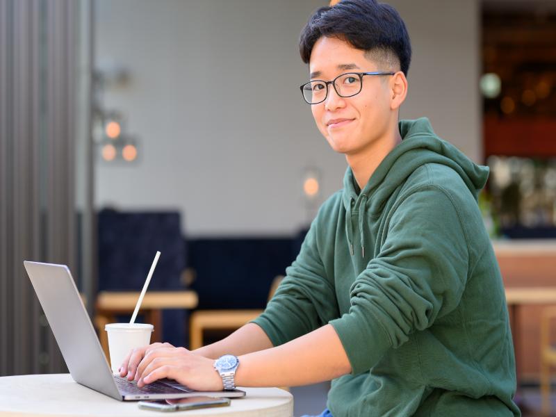 カフェでPC作業を行う男性