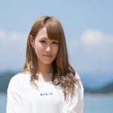 白い服を着た日本人女性