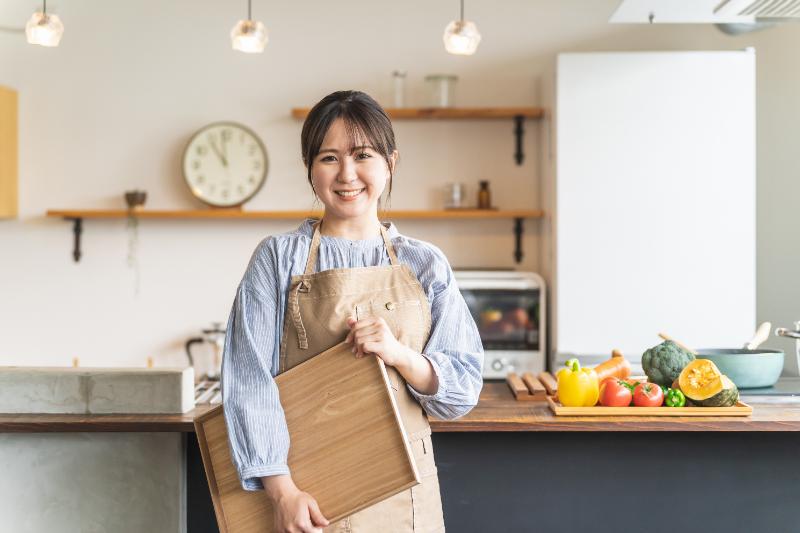 キッチンの前で佇む女性